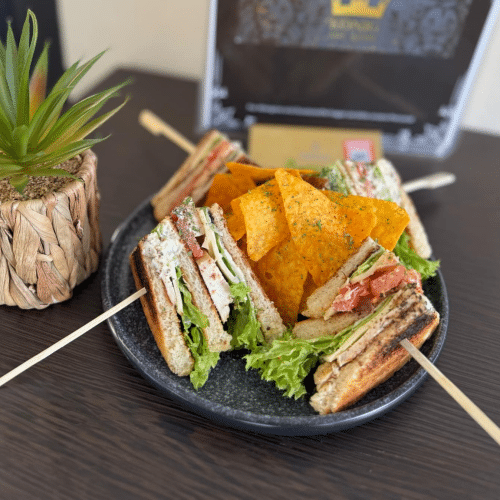 Club Sandwich mit Chips, Hähnchenbrust