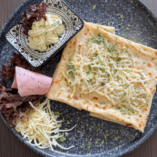 Crepe mit Käse Schinken und Remoulade
