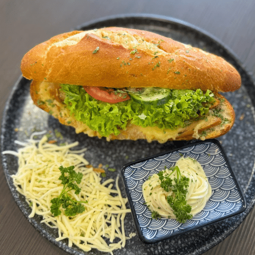 Überbackenes Baguette mit Hähnchenbrust