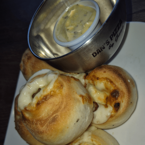 Gefüllt Pizzabrötchen mit Käse-Mix