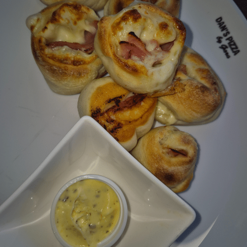 Gefüllt Pizzabrötchen mit Schinken