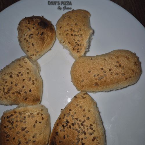 Pizzabrötchen mit Sesam Kräutercreme