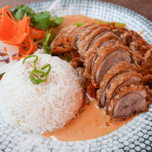 Ente mit rotem Curry, Kokosmilch, Paprika, Zucchini und,