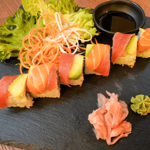 Regenbogenlachs, Thunfisch, Surimi und Avocado