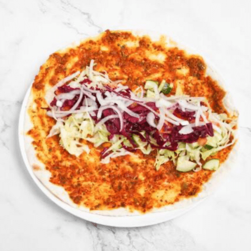 Lahmacun mit Salat