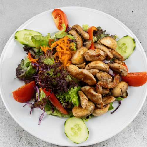 Gemischter Salat mit gebratener Putenbrust und Champignons