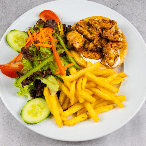 Gyros Pita mit Putenstreifen und Zaziki, Pommes und Salat
