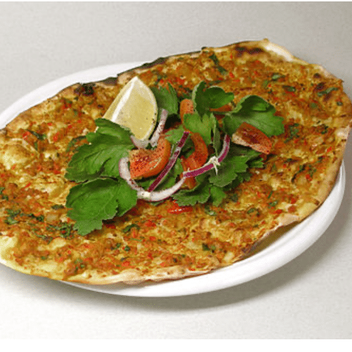 Türkische Pizza mit Salat und Tzatziki