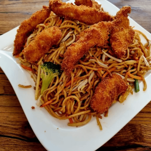 Gebratene Nudeln mit knusprigem Hähnchen