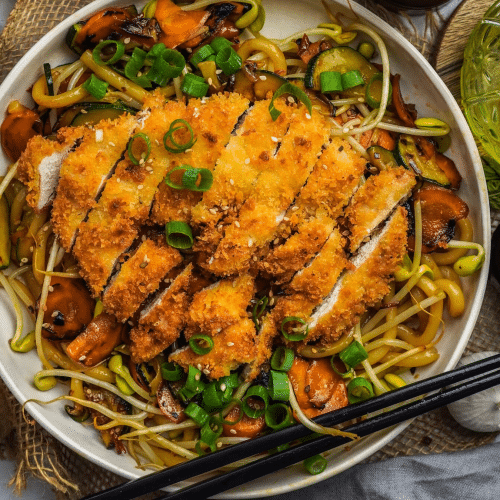 Gebratene Nudeln mit paniertem Hähnchen