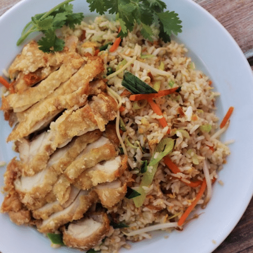 Gebratener Reis mit knusprigem Hähnchen