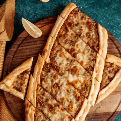Pide mit Mett und Käse