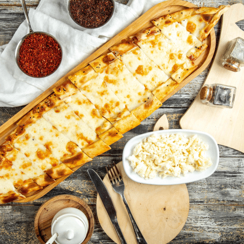 Pide mit Weißkäse und Käse