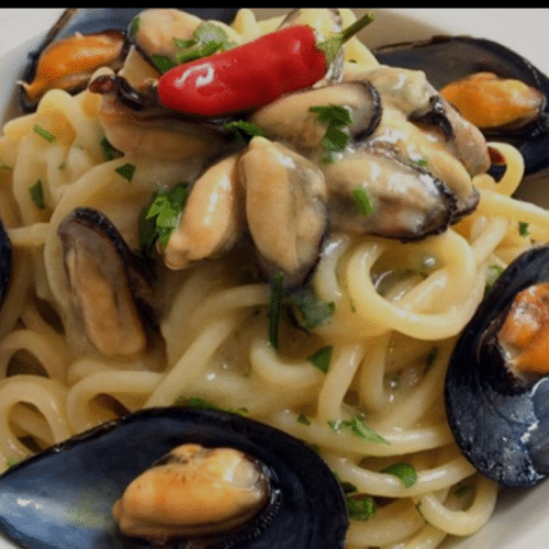 Spaghetti mit frischen Muscheln in Tomatensauce