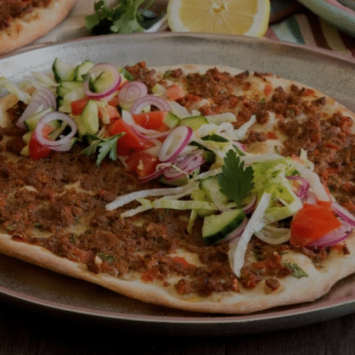 Lahmacun mit Salat