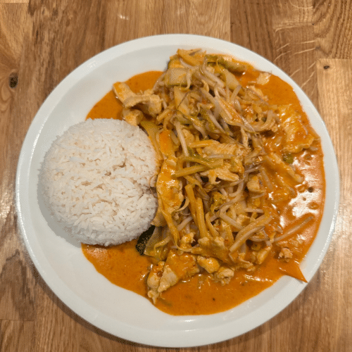 56. Gebratenes Hühnerfleisch mit Kokos-Thai-Curry-Soße (scharf)