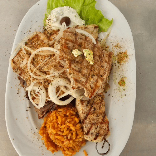 Gemischter Grill Teller mit Gyros, Souvlaki, Schweinelendenfilet