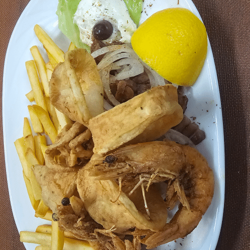 Gemischter Teller mit Gyros, Kalamari und Garnelen