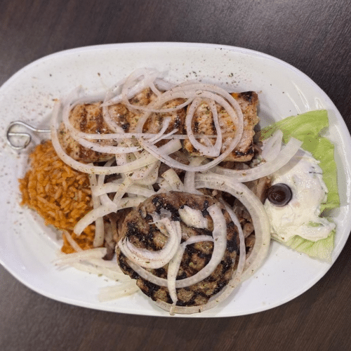Gemischter Teller mit Gyros, Souvlaki und Bifteki