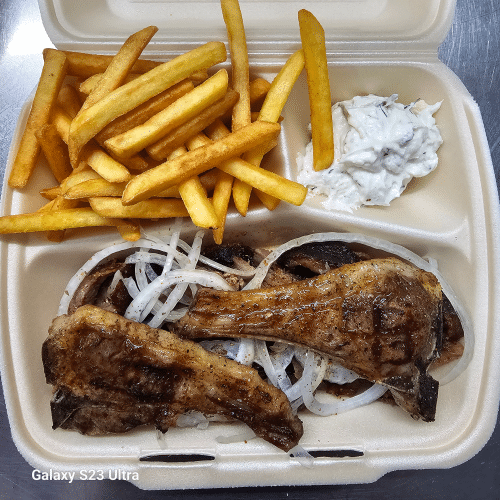 Gemischter Teller mit Gyros und Lammkotelett