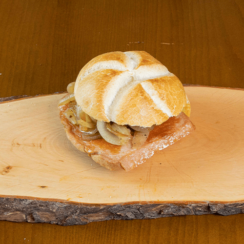 Fleischkäse vom Grill im Brötchen