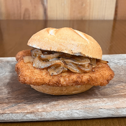 Hausgemachtes Schweineschnitzel im Brötchen