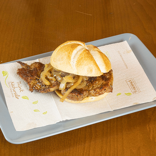 Mariniertes Holzfällersteak im Brötchen vom Grill