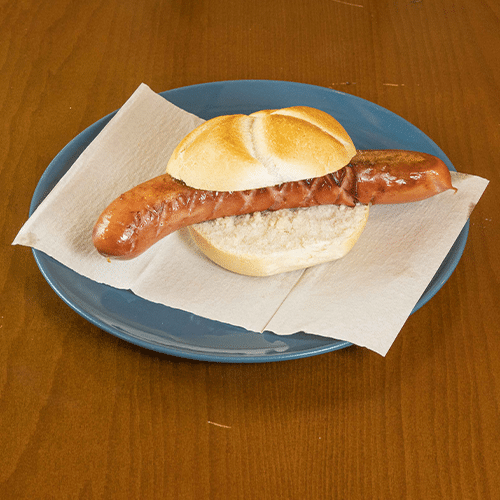 Rote Jumbo Schweine-Bockwurst im Brötchen