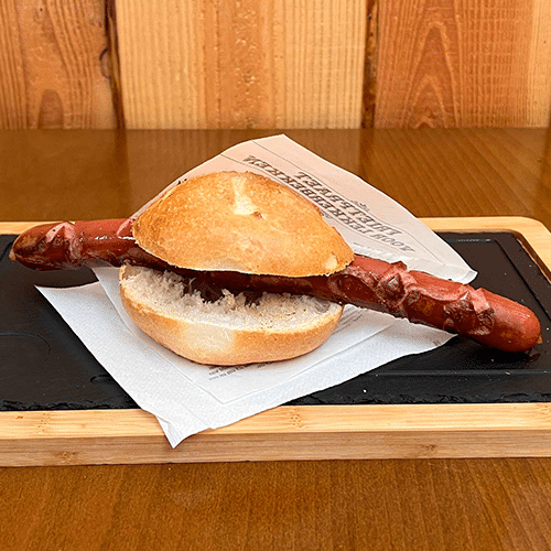 Rindswurst vom Grill im Brötchen