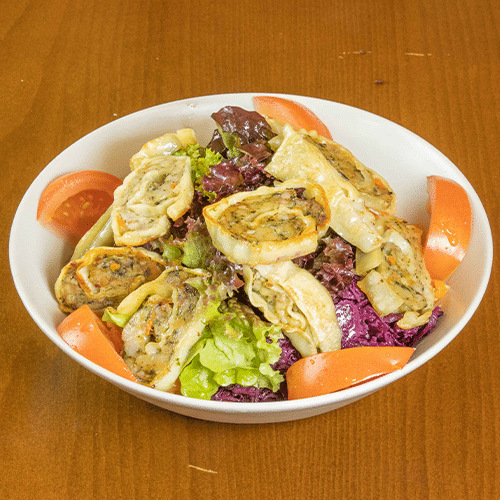 Salatteller mit gegrillten Maultaschen