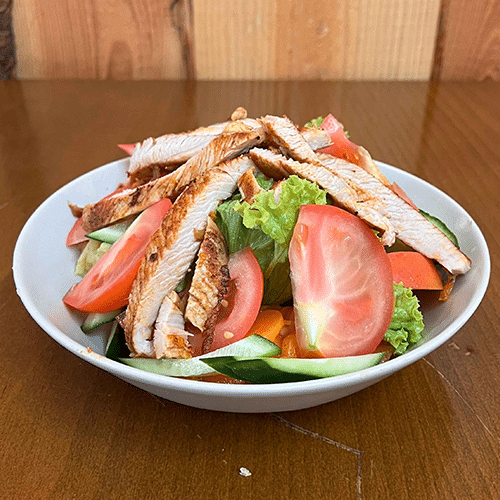 Salatteller mit gegrillten Putenstreifen