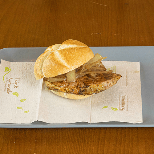 Mariniertes Schweinerückensteak im Brötchen vom Grill