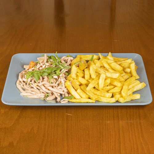 Hausgemachter Wurstsalat mit Pommes frites und frischen Zwiebeln