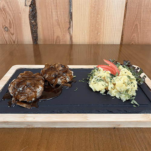 Zwei Fleischküchle vom Grill mit hausg. Kartoffelsalat und Salat