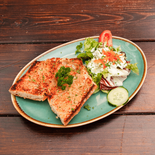 Knoblauchbaguette mit Salatgarnitur