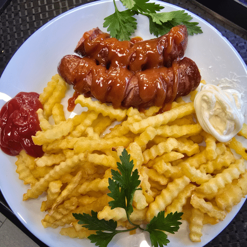 Currywurst mit Pommes frites und Salat