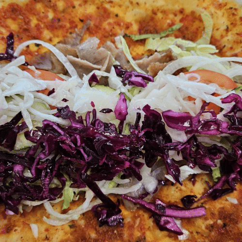 Lahmacun mit Dönerfleisch und Salat
