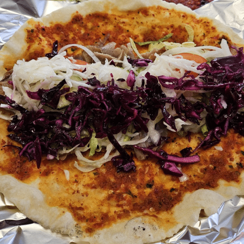 Lahmacun mit Salat