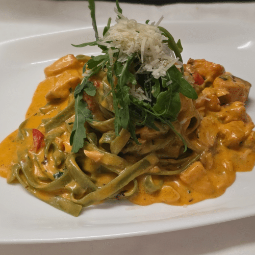 Spinat-Tagliatelle mit Lachs und Hummer Sauce