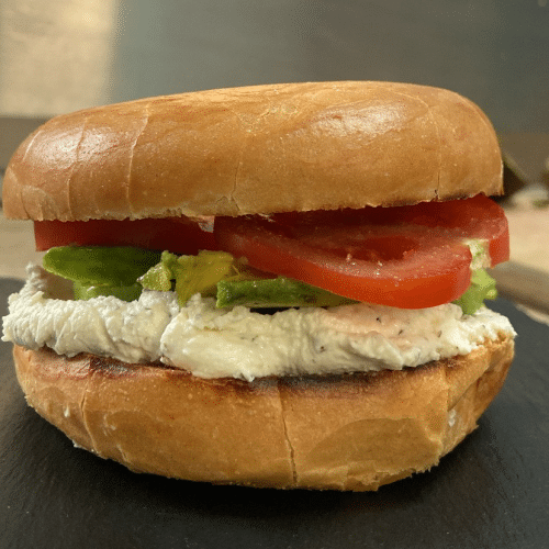 N.Y. Bagels mit Kräuterfrischkäse, Tomaten und Avocado