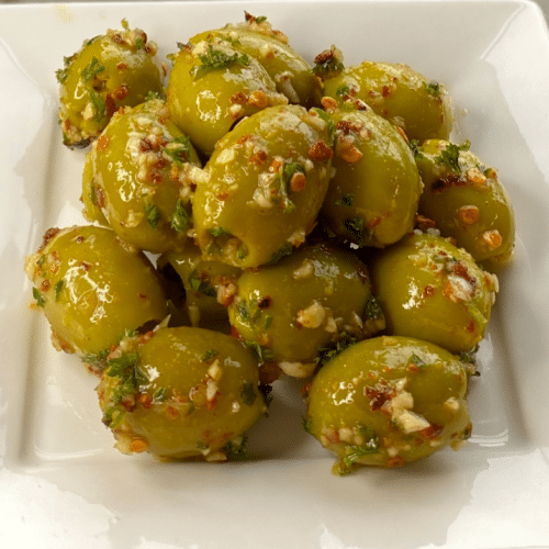 Grüne Oliven mit Chili und frischer Petersilie