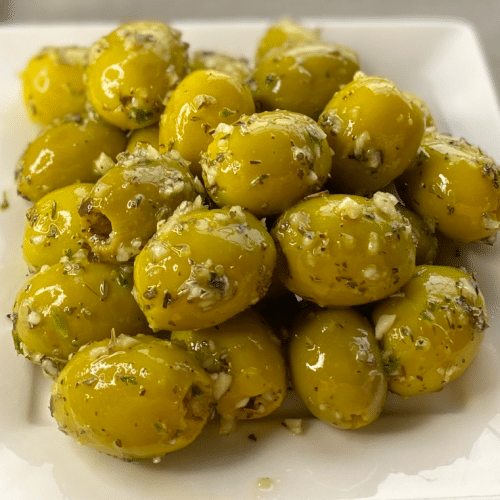 Grüne Oliven mit Knoblauch und Kräutern