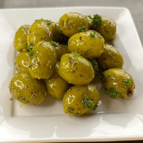 Grüne Oliven mit Kräutern