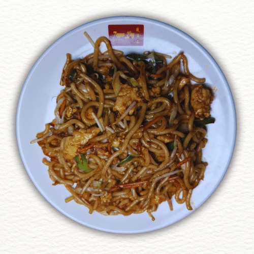 Gebratene Udon-Nudeln mit Hühnerfleisch