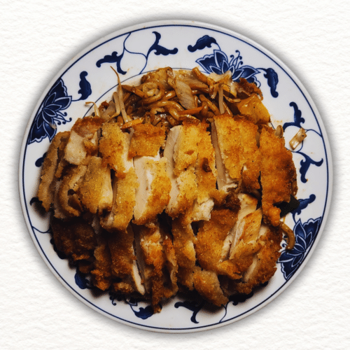 Gebratene Udon-Nudeln mit knuspriges Hühnerfleisch
